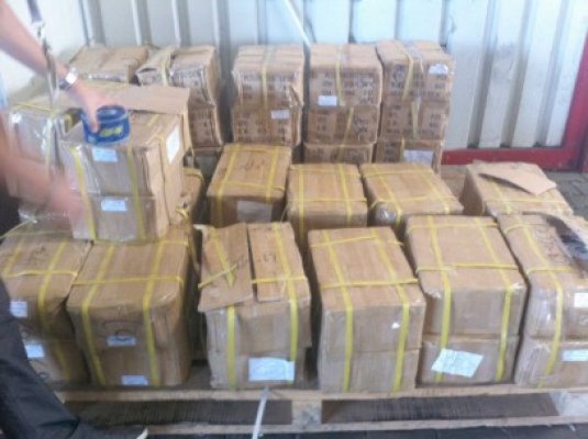 Vameşii au confiscat sute de perechi de pantofi de damă